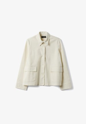 Chaqueta de manga larga color crema con botones delanteros, dos bolsillos grandes con solapa y un cuello puntiagudo, colocada sobre un fondo blanco.
