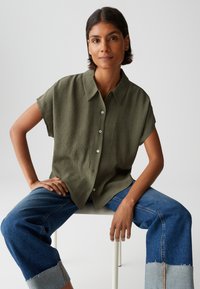 OPUS LOOSE FIT CRINKLE - Camicia - olive leaf