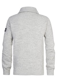 Harmaa neulepusero korkealla kauluksella, jossa on teksturoidut sahalaitakuviot ja ribbaatut hihansuut. Valmistettu pehmeästä, lämpimästä materiaalista.