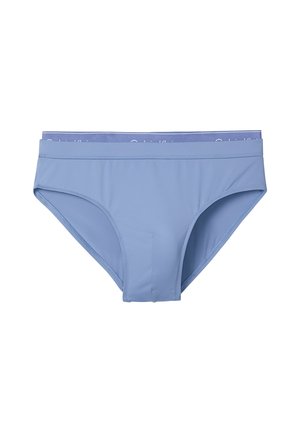 Paar hellblaue Herren-Slips mit einem weichen Bund, flach gefaltet auf weißem Hintergrund.