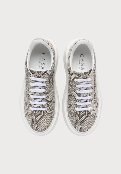 Paire de baskets basses avec semelles et lacets blancs, motif serpent gris et noir sur la matière supérieure.