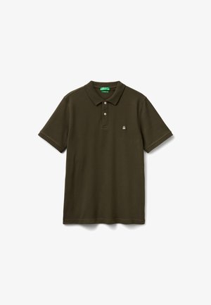 Donkergroen polo t-shirt met korte mouwen, kraag, twee knopen en een klein wit geborduurd logo op de linkerkant van de borst.