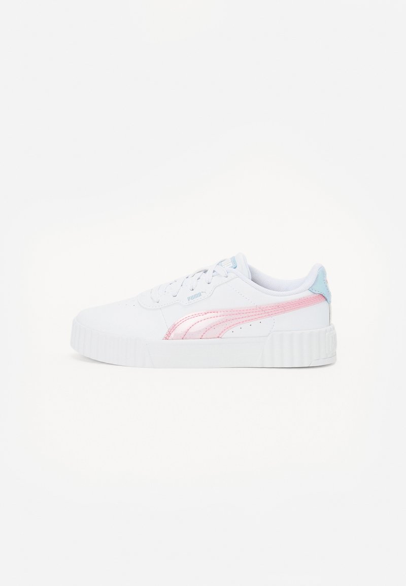 Baskets blanches avec une semelle texturée, comportant une bande rose brillant et un accent bleu clair au niveau du talon. Design à lacets et col rembourré.