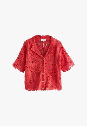 Rote Häkelspitzen-Bluse mit kurzen Ärmeln, floralen Mustern und Holzknöpfen vorne, mit gewelltem Saum und kleinem Kragen.