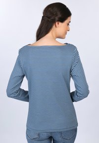 Blau- und hellblau gestreiftes Langarmoberteil mit weitem Ausschnitt, aus weichem Material und in lockerer Passform. Rückansicht gezeigt.