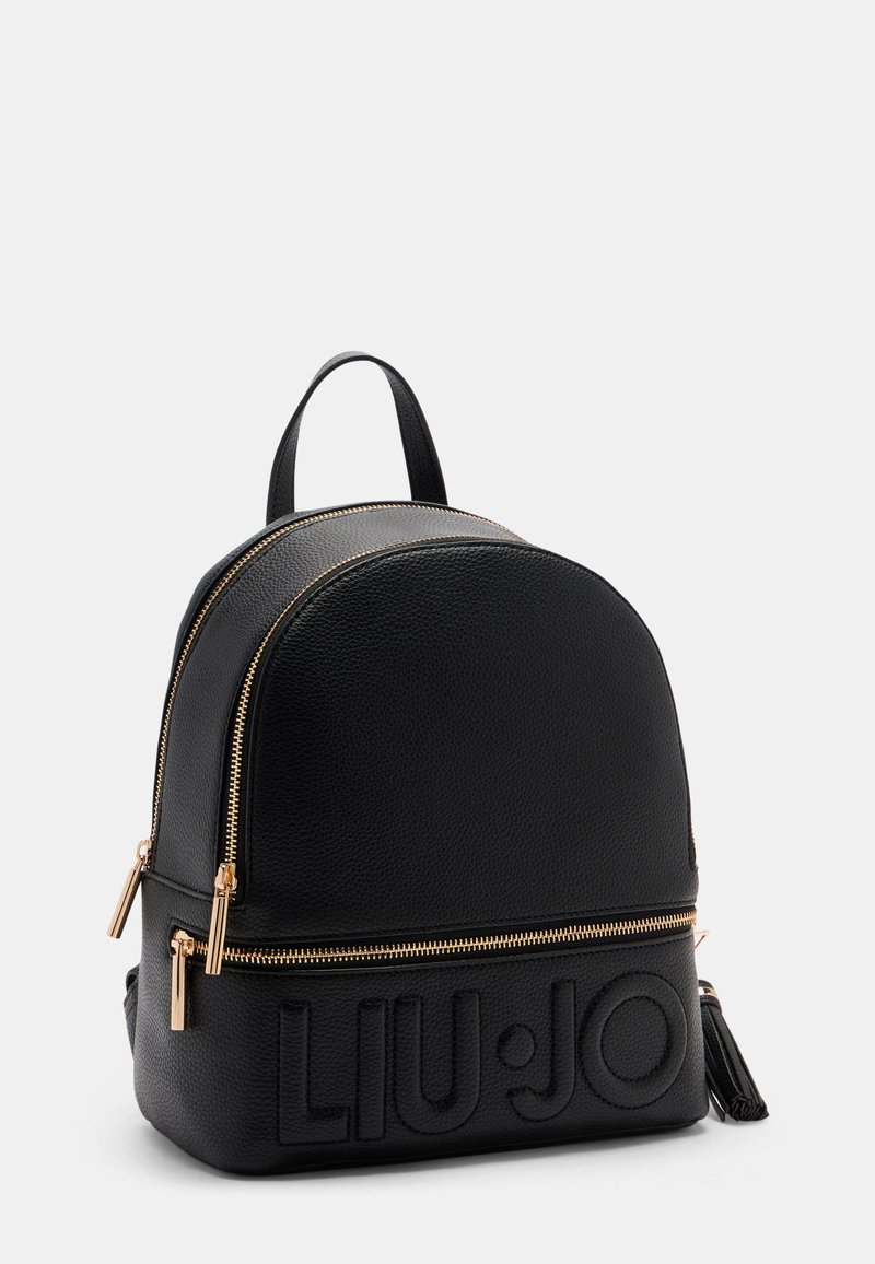 Schwarzer strukturierten Leder-Rucksack mit runder Form, goldenen Hardware-Reißverschlüssen und geprägtem Logo-Detail auf der Vorderseite; verfügt über einen oberen Griff.