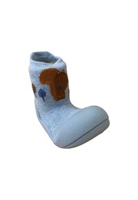 Calcetín de punto azul con diseño de oso marrón y suela de acento azul claro. Presenta una base de goma texturizada y un puño elástico.