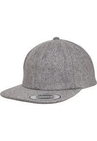 Grå ull baseballcap med flat brem, justerbar stropp bak, og et sirkulært merke foran. Teksturert overflate for holdbarhet.