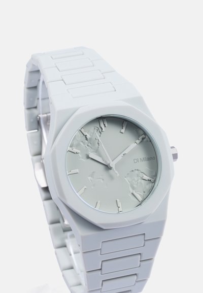 Montre à lunette octogonale avec un bracelet en silicone gris clair mat et un cadran gris texturé présentant des index fins pour les heures et trois aiguilles.