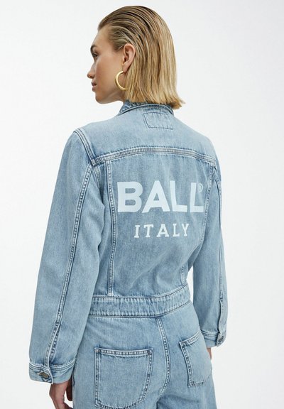 Svetlomodrá denimová bunda s grafickým motívom na zadnej strane, na ktorom je v veľkých bielych písmenách napísané "BALL ITALY". Má klasický golier a vrecká.