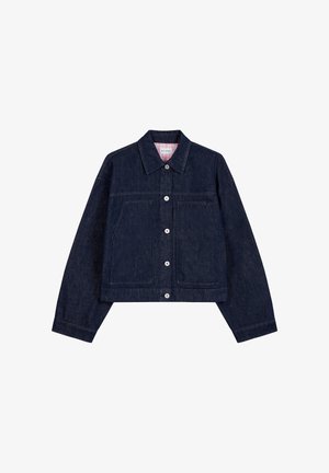 Giacca in denim blu scuro con maniche lunghe, chiusura frontale con bottoni, due grandi tasche frontali e un colletto appuntito.