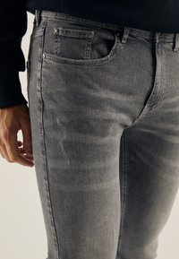 Pier One Karcsúsított farmerek - grey denim