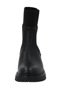 Botín de cuero negro con parte superior de caucho elástico negro acanalado, puntera redondeada y suela de goma texturizada con un patrón de banda de rodadura.