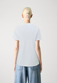 Pieces PCMOLLY O NECK TEE - Potiskana majica - bright white