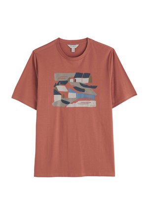 T-shirt in roestkleur gemaakt van zachte stof met een geometrische abstracte print in blauw, wit, grijs en groen. Ronde hals en korte mouwen.