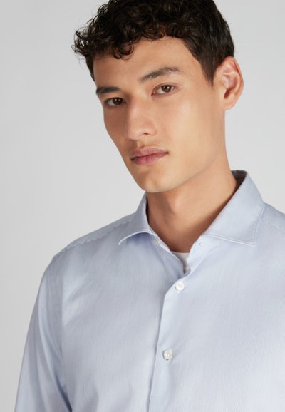 Lichtblauwe gestreepte overhemd met knopen en een kraag, met een gladde textuur en subtiele glans, accentueert met witte knopen en stiksels.