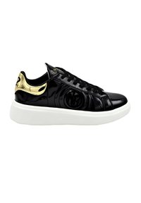 Sneakers in pelle verniciata nera con suola bianca, dotati di lacci neri e una rifinitura dorata sul tallone. Presentano un logo impresso sul lato.