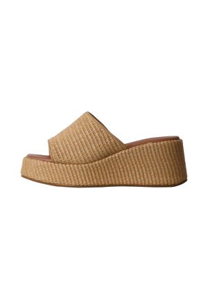 Sandale slide plateforme tressée couleur camel avec bout ouvert et talon compensé, texturée avec un motif tressé.