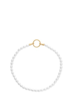 Perlenarmband mit einem goldenen runden Verschluss, mit kleinen ovalen weißen Perlen, die gleichmäßig um das Band gereiht sind.