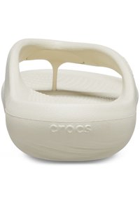 Witte Crocs met een gladde, gestructureerde oppervlakte, achterband en logo-detail. Rondvorm met ventilatiegaten voor ademend vermogen.