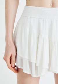 Hollister Co. TIERED FEMME - Klostuotas sijonas - bright white
