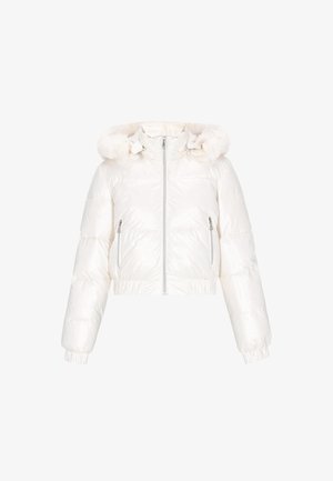 Félbevágott puffernadrág fényes fehér anyagból. Bundás kapucni, ezüst cipzárak, valamint rugalmas mandzsetták és alj jellemzi.