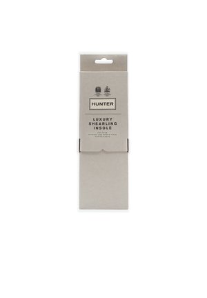 Plantilla de lujo de piel de oveja Hunter en un embalaje de cartón rectangular, de color gris, con marca negra y una ranura para colgar y exhibir.