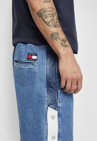 Tommy Jeans AIDEN TAPE - Denim shorts - denim light