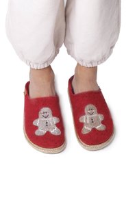 Rdeče filcaste natikače z aplikacijami oblikovanih medenjakov v bež barvi, z prepletenim jutikovim podplatom in zaobljenim dizajnom prstov.