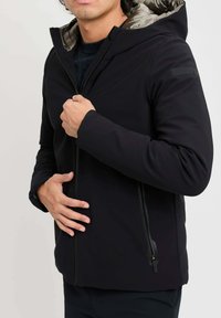 Giacca nera con cappuccio e chiusura con zip, dotata di un esterno liscio, foderato con un motivo e tasche laterali con zip. Design minimalista.