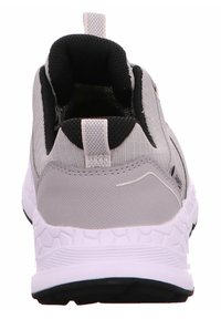 Baskets de sport grises avec dessus en maille, accents noirs et semelle en caoutchouc texturé blanche. Présente un onglet de tirage et un design de surface lisse.