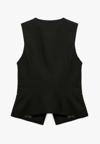 Czarna bezrękawnik o strukturalnym wzorze, z rozcięciem z tyłu i gładką teksturą. Bez widocznych zapięć czy ozdób.