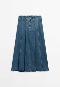 Jupe en jean évasée avec panneaux à coutures verticales et fermeture éclair visible à l’arrière, couleur bleu moyen, longueur genou, sans ornements visibles.