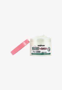 Hvit plastkrukke med rosa lokk, merket "MAGNIFI-coco Body Scrub," med lyseblå og rosa aksenter. Inneholder 300 ml av produktet.