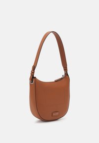 Bolso de hombro de cuero marrón con forma curva, ribete negro en contraste y un parche frontal. Cuenta con cierre de cremallera y correa ajustable.