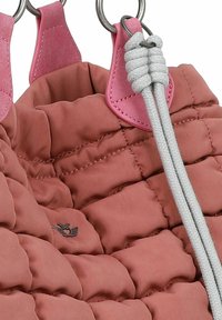 Borsa in tessuto imbottito di colore rosa chiaro, con manici in corda grigia, dettagli in pelle rosa e un piccolo logo nero.