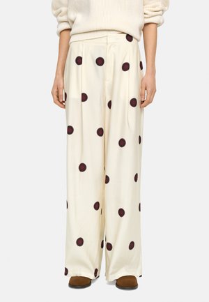 - Spodnie materiałowe