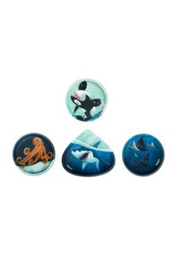 Quatre aimants sur le thème de l'océan : orque noire, pieuvre orange, requin bleu et raies bleu foncé, variés en forme et avec des designs colorés sur des surfaces brillantes.