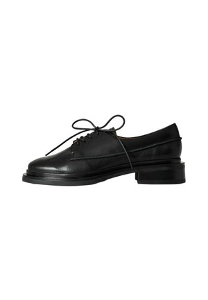Zapato de vestir de cuero negro con cordones, tacón bajo apilado y acabado liso, mostrado desde el lado derecho sobre un fondo blanco.