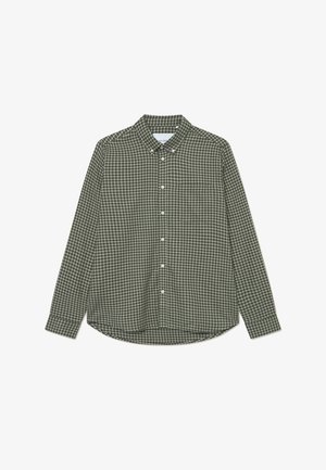 Camisa de manga longa xadrez verde, feita de tecido tecido, com gola abotoada, bolso frontal e bainha arredondada.