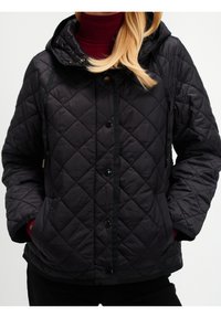 Czarna pikowana kurtka z kapturem, z zapięciem na guziki, teksturowanym materiałem i bocznymi kieszeniami. Akcentowana czarnymi i czerwonymi detalami.