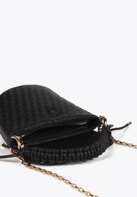 Svart vävd läderväska med rundad form, utrustad med ett guld kedjearm, ett flätat handtag på toppen och dubbla zip-fack.