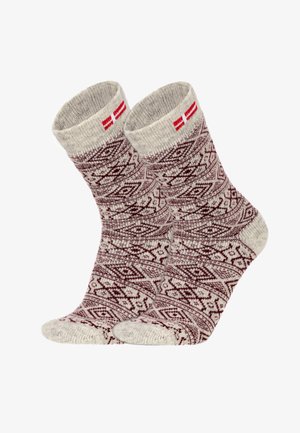 Gestrickte Socken mit einem geometrischen Muster in Burgunderrot und Creme, mit einem gerippten Bund und roten Akzenten am oberen Rand. Hergestellt aus weichem Stoff.