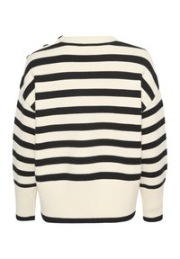 Pull en tricot avec des rayures horizontales noires et crème, doté d'une texture côtelée, d'un col rond et d'un détail de bouton sur une épaule.