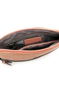 Borsetta con zip in pelle pesca dalla texture liscia, con un interno grigio scuro e un piccolo etichetta in pelle. Due scomparti visibili all'interno.