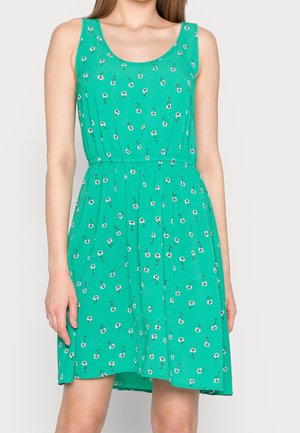 Grünes ärmelloses Kleid mit einem floralen Muster aus kleinen weißen und roten Blumen, tailliert und mit einem fließenden Rock.