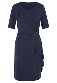 Robe bleu marine mi-longue avec manches courtes, col rond, détail de boucle sur le côté et tissu drapé en couches sur un côté.