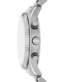 Silberner Edelstahl-Uhr mit einer glatten Lünette, zwei Druckknöpfen an der Seite und einem schlichten weißen Zifferblatt. Das Armband besteht aus miteinander verbundenen Metallsegmenten.