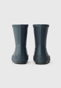 Bottes en caoutchouc bleu foncé avec une finition lisse, hauteur mi-mollet, semelles texturées et un bord festonné en haut.