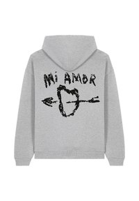 Hellgrauer Kapuzenpullover mit schwarzem Herzgrafik, das von einem Pfeil durchbohrt ist, und den Worten "Mi Amor" über dem Herz auf der Rückseite.